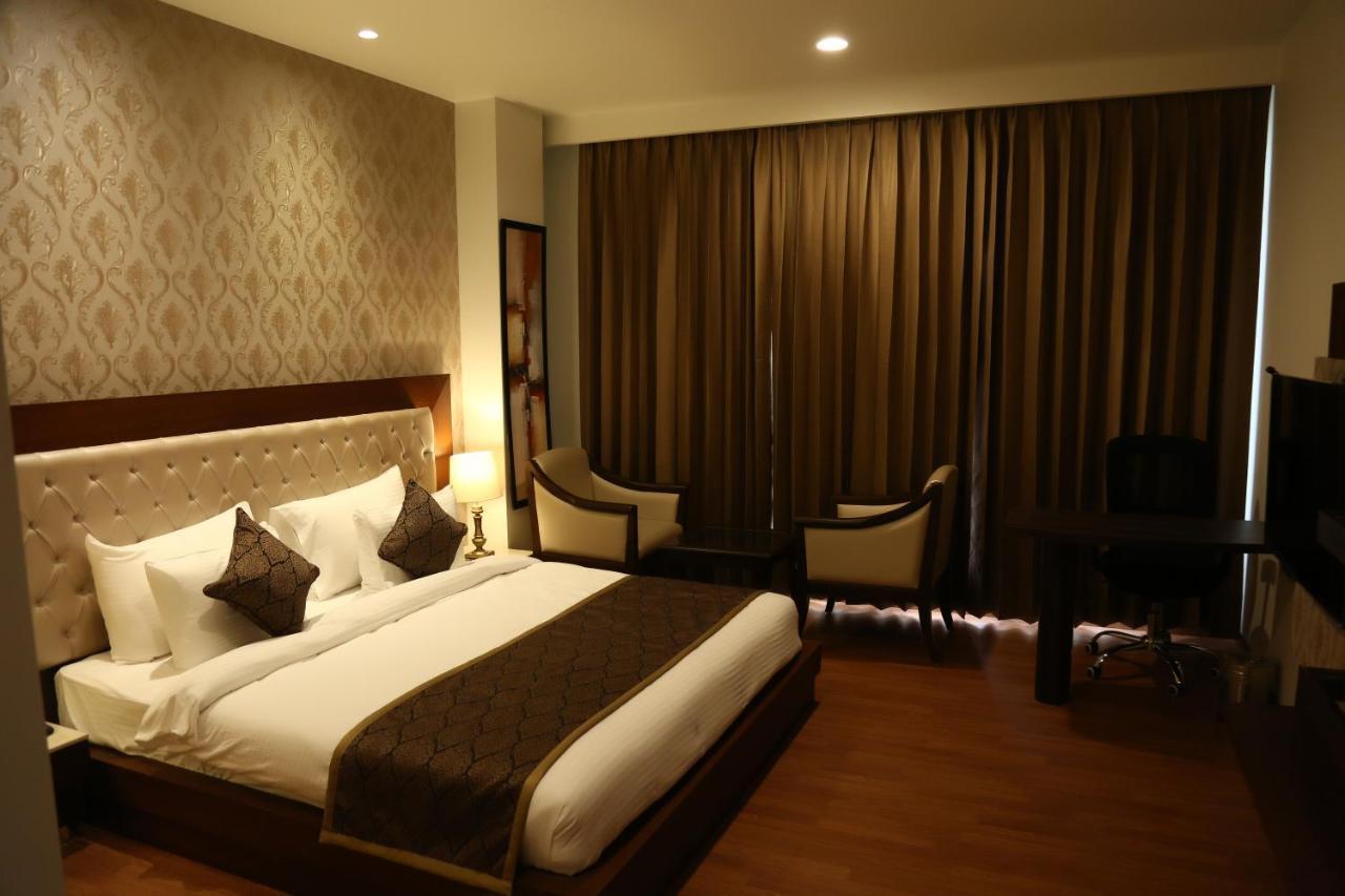 Hotel Imperia Suites Jalandhar Exterior foto